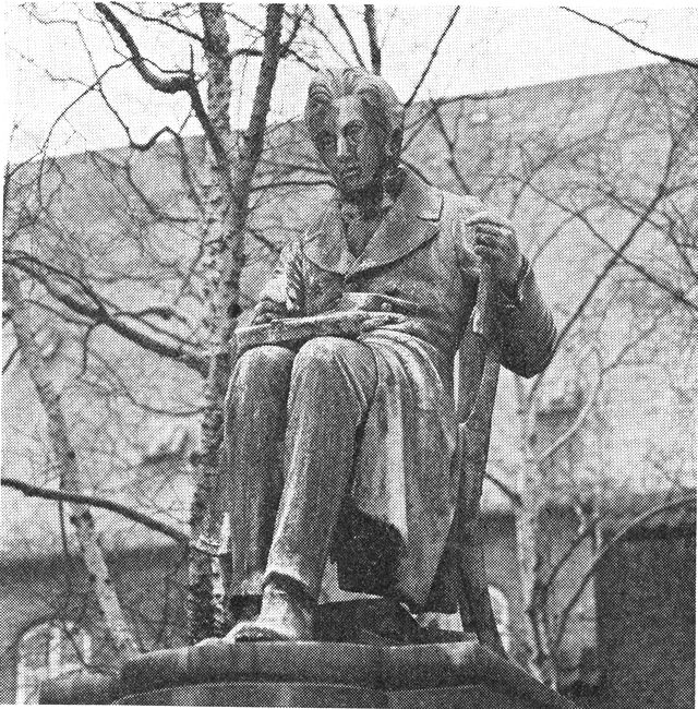 (Foto). Statuen af Søren Kierkegaard i Bibliotekshaven.