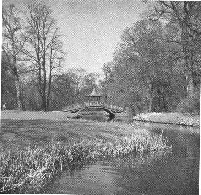 (Foto). Frederiksberg Have med broen ved det kinesiske lysthus.