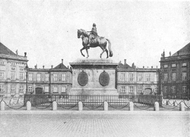 (Foto). Rytterstatuen af Frederik V på Amalienborg.