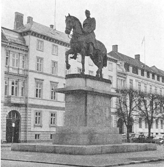 (Foto). Rytterstatue af Christian X på St. Annæ Plads.