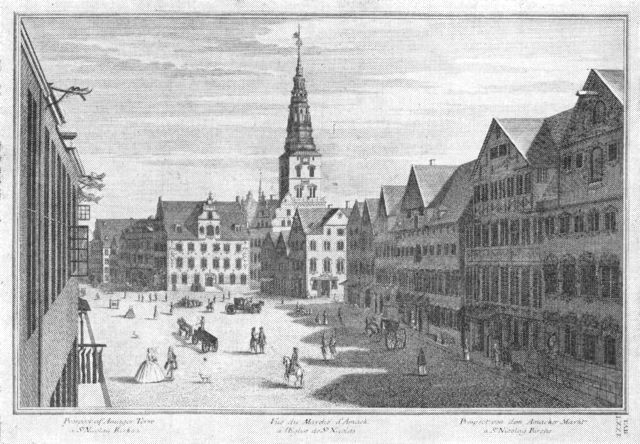 (Foto). Amagertorv ved midten af 1700t., samtidigt stik efter tegning af J. J. Bruun. Hvor Højbro Plads nu ligger, førte kun 2 smalle stræder i baggrunden til højre fra torvet ned til stranden.