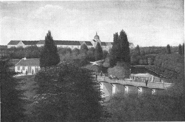 (Foto). Parti af Nørrevold malet af H. L. Galster 1863. I forgrunden broen udenfor Nørreport, i baggrunden Kommunehospitalet bygget 1859-63, på arealet mellem volden og søerne, som blev frigivet til bebyggelse.