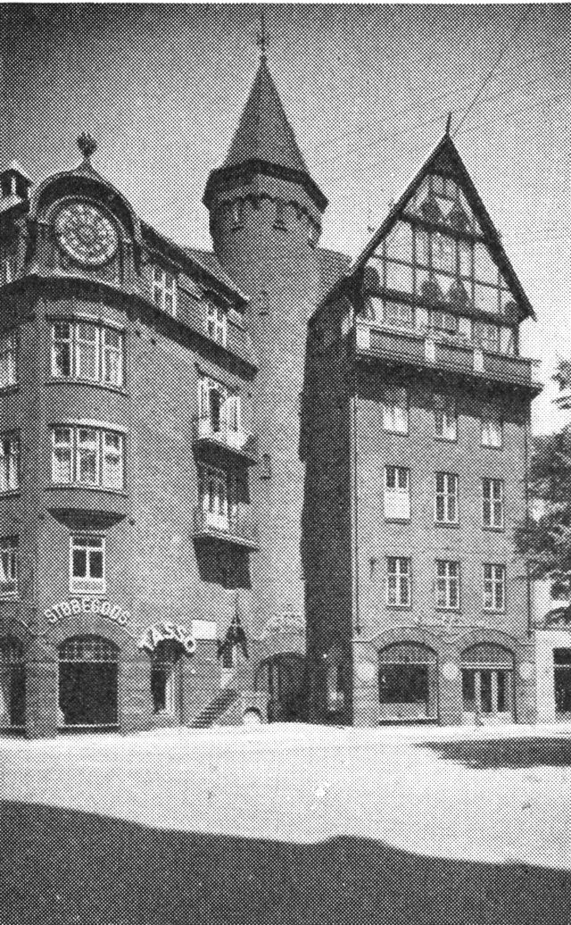 (Foto). Ved saneringen 1872 forsvandt flere gamle gyder som Peder Madsens gang ved Østergade (gammelt fotografi til venstre), og nye gader anlagdes som Ny Østergade i 1907 med det karakteristiske hjørnehus ved Christian IX.s gade.