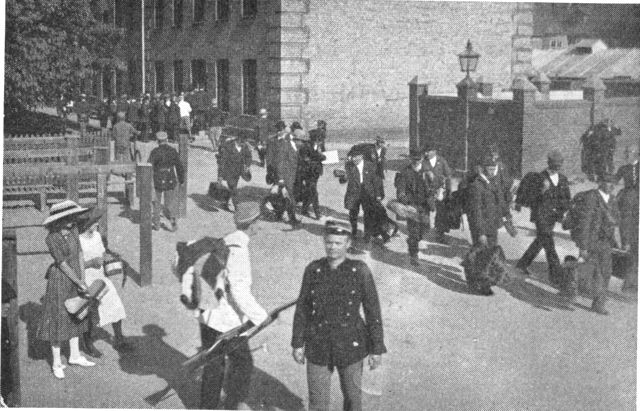 (Foto). Sikringsstyrken indkaldes 1914. De indkaldte møder og får udleveret uniform i Sølvgadens kasernes gård.