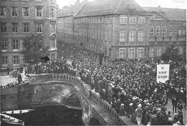 (Foto). Arbejdsløshedsdemonstration til Christiansborg 1921. Demonstrationstoget på vej over Marmorbroen til Ridebanen.