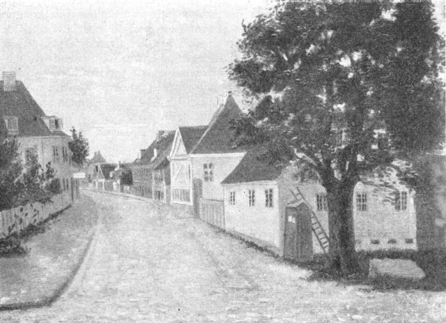 (Foto). Smallegade set fra Gammel Kongevej fra første halvdel af 1800t. Det ældre Frederiksberg var med sin lave og spredte bebyggelse provinsielt og idyllisk. Til højre i gaden gehejmestatsminister Møstings hus.