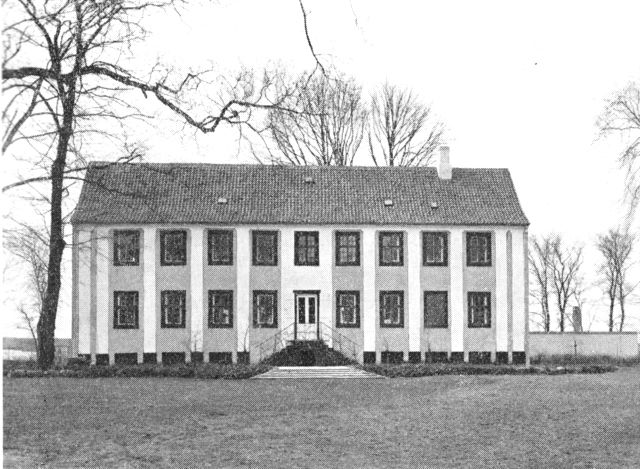 (Foto). Kastrupgårds hovedbygning, opført 1749–54, fra 1957 i Tårnby kommunes eje og indrettet bl.a. til kommunebibliotek.