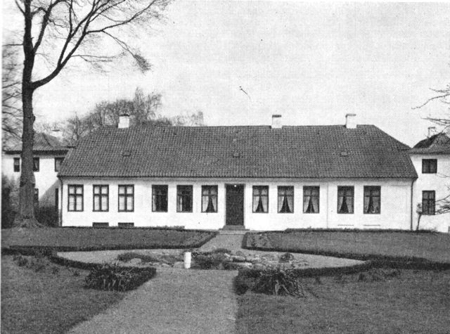 (Foto). Mørkhøjgårds hovedbygning, opført 1836.