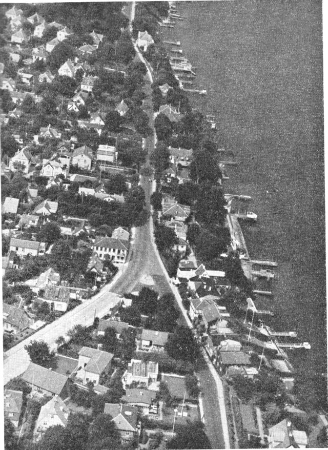 (Foto). Strandvejen set fra luften, hvor Strandvejen og Tårbæk Strandvej løber sammen nord for Tårbæk.