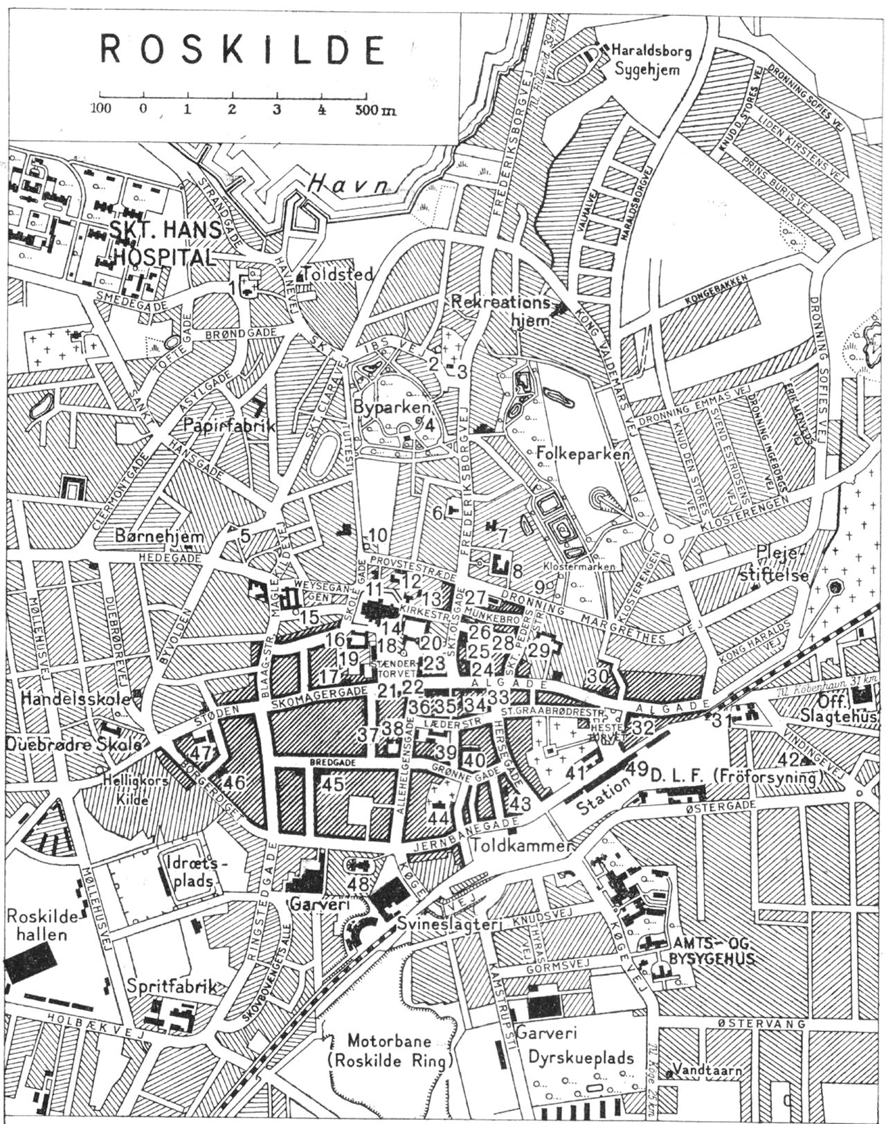 (Kort). 1 Skt. Jørgensbjerg Kirke2 Skt. lbs Kilde3 Skt. lb, kirke4 Genforeningssten5 Skt. Mortens Kilde6 Skt. Laurentii Kirke (rom.-kat.)7 Skt. Josephs Skole8 Skt. Maria Hospital (sygehus)9 Sortebrødre Kilde10 Skt. Hans Kilde11 Meyercrones Stiftelse12 Domprovstegaarden13 Stifsbibliotek14 Roskilde Domkirke15 Maglekilde16 Roskilde Katedralskole17 Svaneapotek18 Mindesten f. Roar og Helde19 Graabrødre Kloster20 Det Kgl. Palæ m. bispebolig og amtstue21 Raadhus22 Roskilde Landbobank23 Sparekassen f. Roskilde By og Omegn24 Hotel Prinsen m. teatersal25 Søren Olsens Stiftelse26 Museum27 Roskilde private Mellem- og Realskole28 Alderdomshjem29 Roskilde adelige Jomfrukloster30 Andelsbanken31 Rødeport (nu viadukt)32 Missionshotellet33 Roskilde Bank34 Hotel Roar m. teatersal35 Domapotek36 D. sjæll. Bondestands Sparekasse37 Roskilde Bibliotek38 Duebrødre Klosters nye Stiftelse39 Allehelgens Skole40 Roskilde Realskole41 Jernbanehotellet42 Baptistkirke43 Katolsk- apostolisk kirke44 Vor Frue Kirke45 Dommerkontor og politistation46 Teknisk Skole47 Absalons Skole48 Ting- og arresthus49 Posthus og telegrafstG.E.C.Gads ForlagRevideret 1958. Geodætisk Institut. Eneret