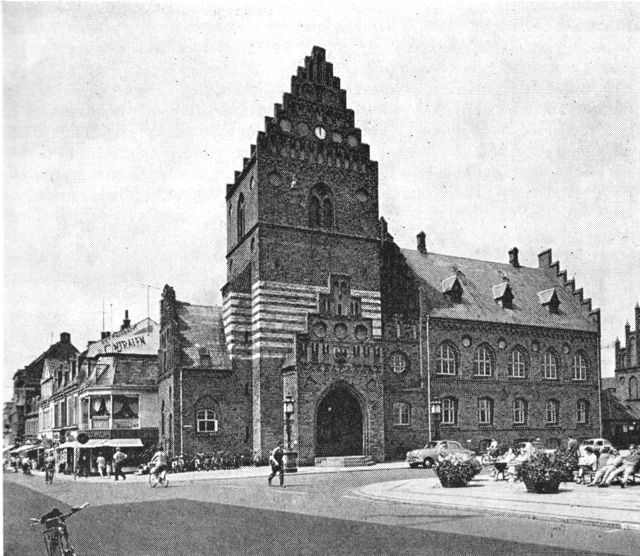 (Foto). Skt. Laurentii tårn med rådhuset og en del af torvet. Til venstre hjørne af Skomagergade.