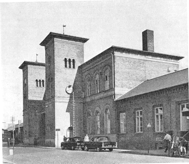 (Foto). Roskilde jernbanestation. En del af hovedbygningen med de to tårne opført 1847.