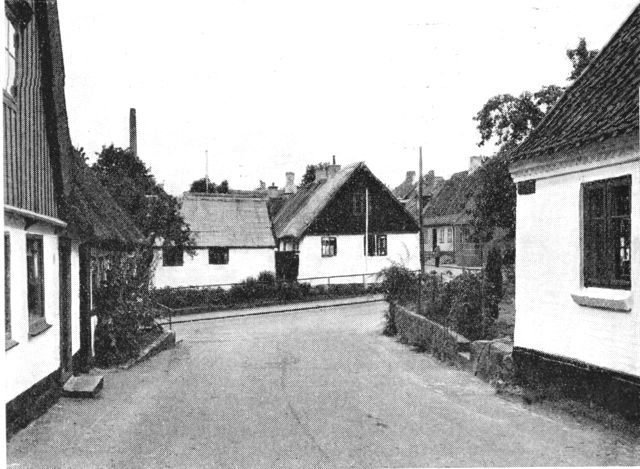 (Foto). Gamle landsbygader i Skt. Jørgensbjerg, skrånende ned ad »Bjerget«s sydside, set fra Kirkegade på vej fra kirken på »Bjerget«s top.