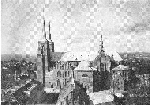 (Foto). Roskilde domkirke, set fra syd, fra Skt. Laurentii tårn.