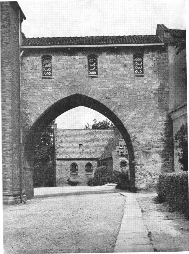 (Foto). »Absalonsbuen«. Til venstre domkirkens kor, til højre palæet, i baggrunden stiftsbibliotekets bygning.