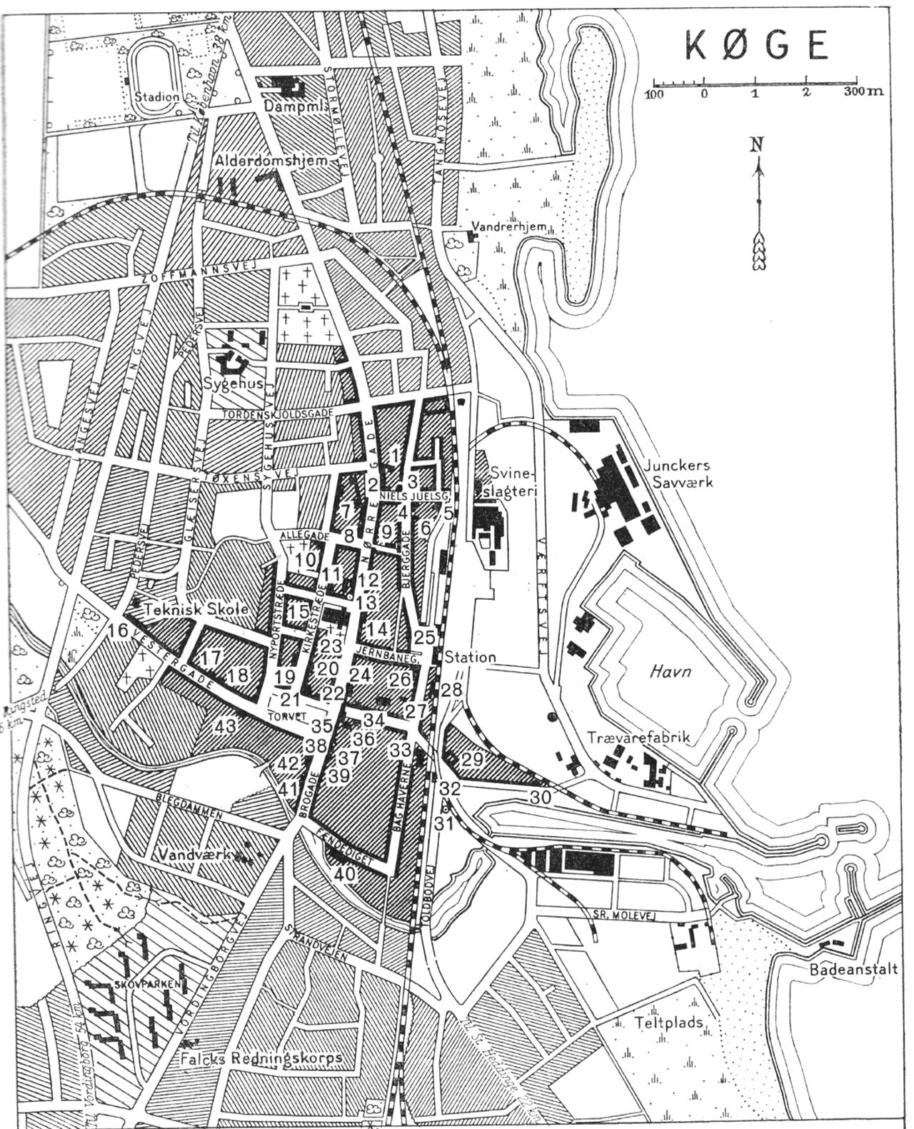 (Kort). 1 Hotel Postgaarden2 Norske Løve3 Vandtaarn4 Dommerkontor5 Præstebolig6 Skt. Hans Kapel7 Tøxens Skole8 Christiansminde (stiftelse)9 Niels Hansens Minde (stiftelse)10 Missionshus11 Brockmands Skole12 Købmandsgaarden13 Mindesten f. faldne 180714 Ulfeldtsgaard15 Skt. Nikolai Kirke16 Alexandrastiftelsen17 Køge Højskolehjem18 Vestergadegaarden19 Smedegaarden20 Asyl og børnehave21 Sparekassen f. Køge og Omegn samt Diskontobanken22 Andelsbanken23 Bibliotek24 Museum25 Turistbureau26 Hotel Hafnia27 Odd Fellow Loge28 Posthus og telegrafst.29 Sømandshjem30 Havnekontor31 Mindestøtte f. slagene i Køge Bugt32 Toldkammer33 Teatersal34 Politistation35 Rutebilstation36 Raad-, ting- og arresthus37 Østsjællands Landbobank38 Apotek39 Køge Bank40 Steens Boder41 Borgmestergaarden42 Den sjæll. Bondestands Sparekasse43 GarvergaardenG.E.C.Gads ForlagRevideret 1958. Geodætisk Institut. Eneret