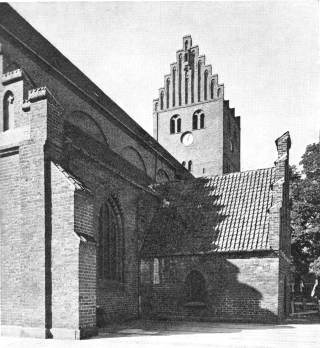 (Foto). Køge Skt. Nikolai kirke, set fra nordøst fra Nørregade (fotograferet 1959).