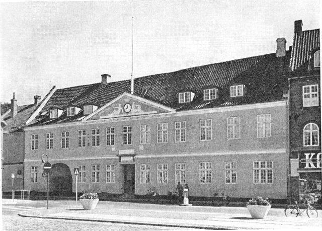 (Foto). Køge rådhus set fra torvet.