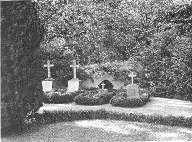 (Foto). »Claras kirkegård« på åsen vest for Gammel Køgegård. I baggrunden nedgang til krypt, hvori bl.a. N. F. S. Grundtvigs kiste står.