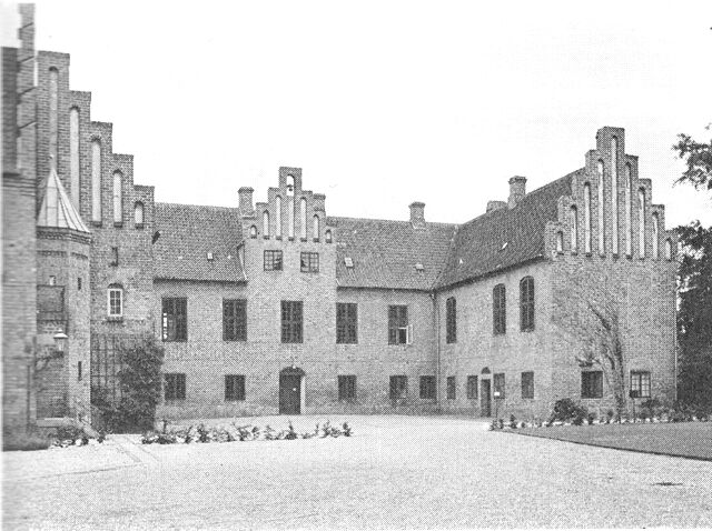 (Foto). Roskilde adelige jomfruklosters gamle bygning fra o. 1550. Til venstre et hjørne af den tilbyggede nye bygning fra 1906.
