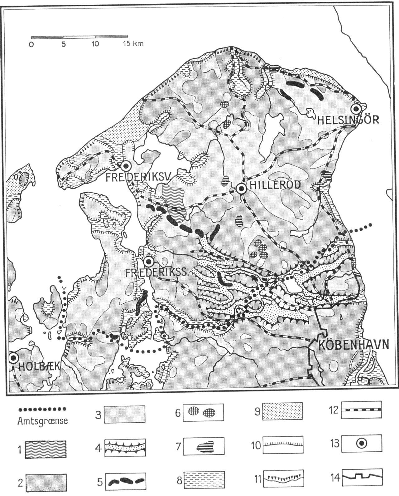 (Kort). I. Hedeslette. 2. Ungt morænelandskab, overvejende lerbund. 3. Ungt morænelandskab, overvejende sandbund. 4. Tunneldal, udformet af smeltevandsfloder under gletsjerisen. 5. Ås, langstrakt bakke opbygget af smeltevandsaflejringer mellem isvægge. 6. Issølandskab med fladbakker, d. v. s. isolerede, fladtoppede bakker opbygget af lerede bundaflejringer fra søer, der helt eller delvis var begrænset af gletsjeris. 7. Større issøbassinflader, tørtliggende søbund fra tidligere issø. 8. Marint forland dannet efter stenalderen: strandvoldssletter, hævet havbund og afspærringsforland. 9. Klitlandskab og flyvesandsterræn. 10. Stenalderhavets højeste kystlinie. 11. Større kystklinter. 12. Jernbanelinie. 13. Købstad. 14. Grænse for Københavns bebyggede areal. – Sml. med befolkningsfordelingskort (næste side) og topografisk amtskort (bilagskort).