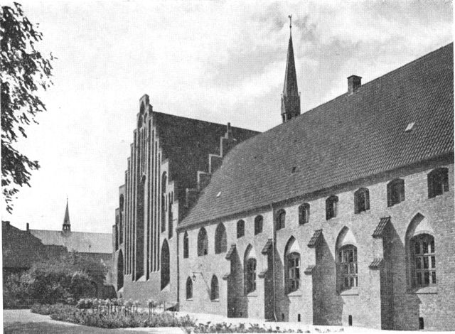 (Foto). Klosterets østfløj med Skt. Marie kirkes østgavl; i baggrunden taget af Skt. Olai kirke.