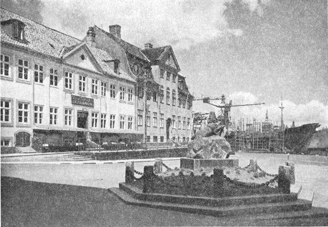 (Foto). Trentwedels gård (t. v.) og v. d. Ostens palæ i Stengade (nr. 77 og 79), opførte o. 1770. Foran løvemonumentet på Øresunds Toldkammers gamle tomt, i baggrunden skibsværftet og et af Kronborgs tårne.