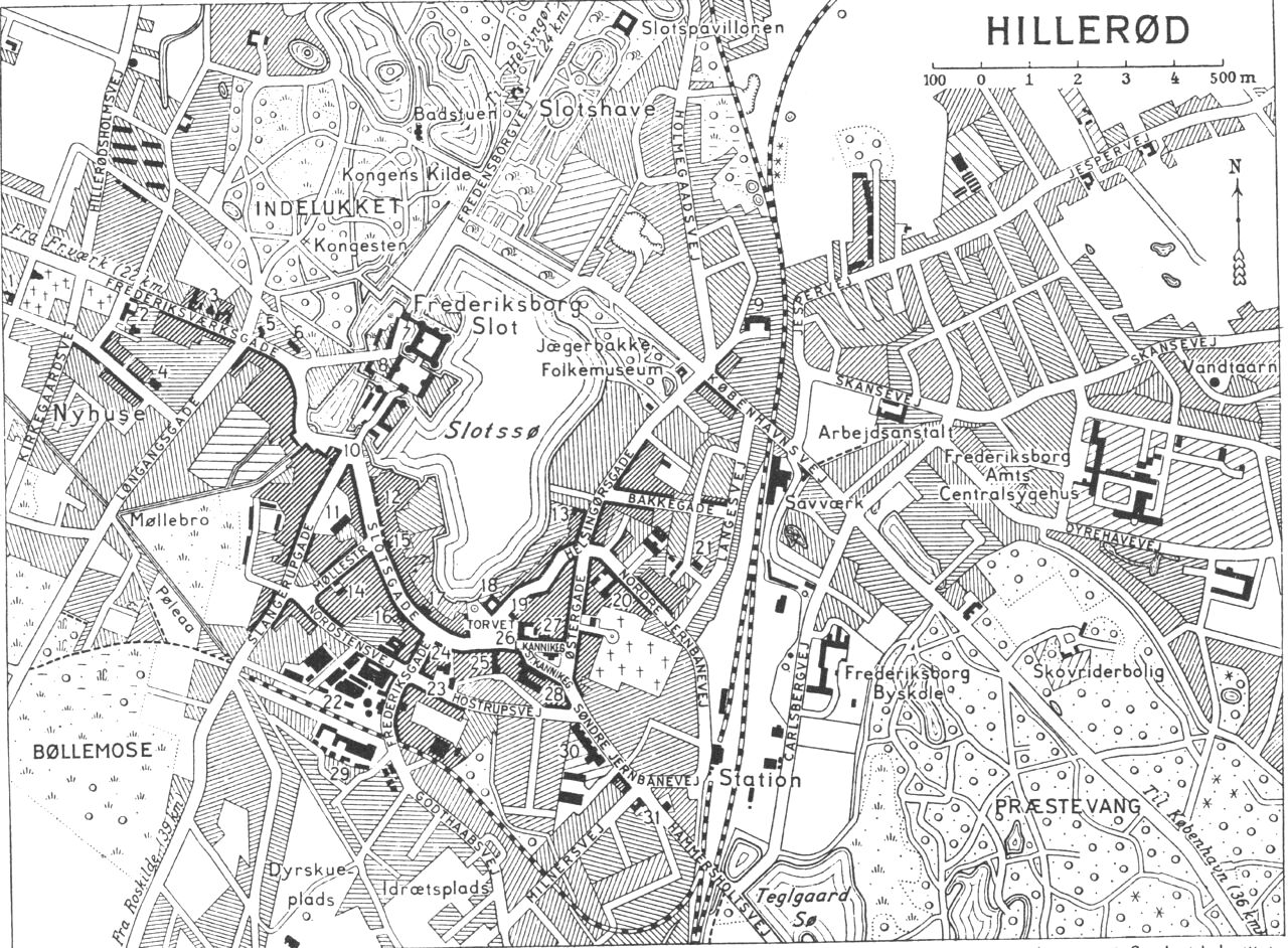 (Kort). 1 Zone-Redningskorps2 Kommuneskole3 Kommunekontor4 Alderdomshjem5 Amtstue6 Amtsvejvæsen7 Slotskirke8 Amtmandsbolig9 De gamles Hjem10 Hotel „Leidersdorff“11 Markedshal12 Spare-og Laanekasse13 Borgerstiftelse14 Tekn. Skole15 Hillerød Landbobank16 Apotek17 Bank (Hillerød og Omegn)18 Hotel „København“19 Administrationsbygning20 Kommuneskole21 Falcks Redningskorps22 Nordstens fabrik23 Rutebilstation24 Missionshotel25 Hotel „Kronprinsen“26 Raad- Ting- og Arresthus27 Posthus og telegrafst.28 Statsskole29 Svineslagteri30 Nordsj. C. F. Kolonne31 Marie Mørks SkolerG.E.C. Gads ForlagRevideret 1952 Geodætisk Institut Eneret