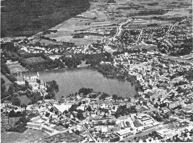 (Foto). Hillerød med Frederiksborg slot og slotssøen set fra luften fra sydvest.