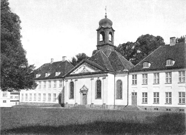 (Foto). Fredensborg slotskirke, marskalhuset til højre og damebygningen til venstre set fra ridebanen.