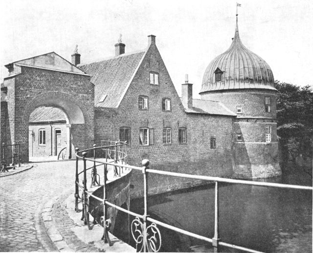 (Foto). Frederiksborg. S-broen og et af Frederik II.s tårne fra 1562.