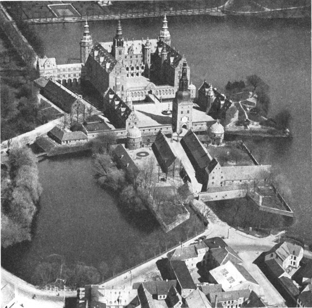 (Foto). Frederiksborg. Luftfotografi fra sydvest. I forgrunden til venstre den lille slotssø.