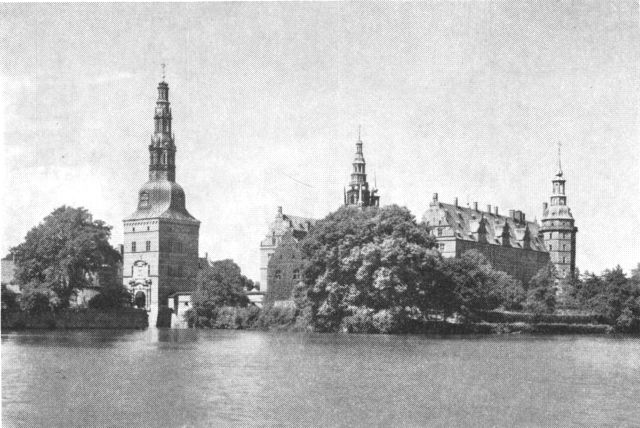 (Foto). Frederiksborg set fra sydøst fra slotssøen. Til venstre det store porttårn.