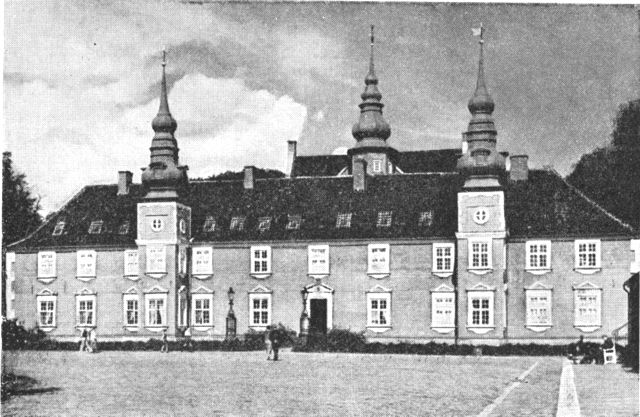 (Foto). Jægerspris. Sydfløjens façade mod den store slotsgård. Bagved ses taget af den gamle nordfløj samt trappetårnet.