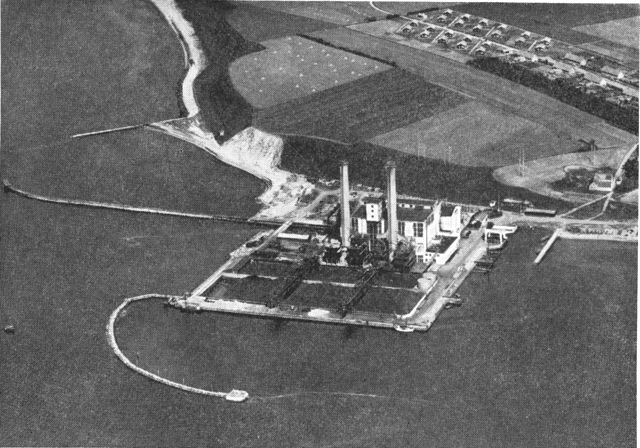 (Foto). Kyndbyværket. Luftfotografi fra 1948 (værket er senere yderligere udvidet). I baggrunden skimtes en del af den i forbindelse med værket opvoksede nye bebyggelse.