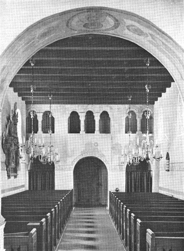 (Foto). Tveje Merløse kirkes indre. Set fra koret.