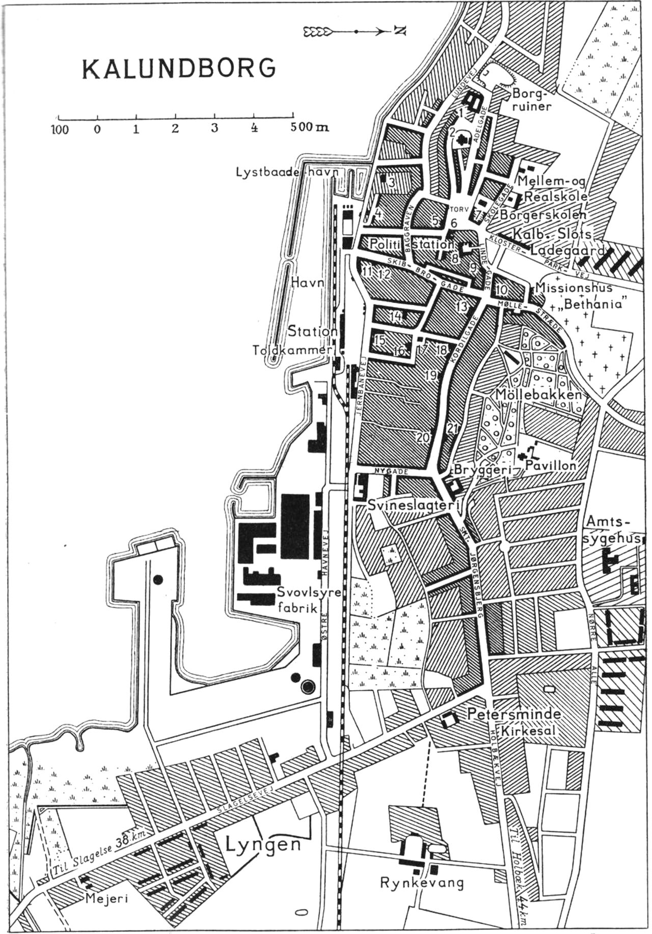 (Kort). 1. Lindeqaard (Museum)2. Vor Frue Kirke3. Missionshotel4. Zoneredningskorps5. Præstebolig6. Raad-ting-og arresthus7. Politikontor8. Skole9. Dommerkontor10. Apotek11. Jernbanehotellet12. Sømandshjem13. Hotel „Postgaarden”14. „Bethesda”, metodistkirke15. Post- og telegrafstation16. Teknisk Skole – Vandrerhjem17. Rutebilstation18. Hotel „du Nord”19. Landmandsbanken20. Holbæk Amts Sparekasse21. HandelsbankenG.E.C. Gods Forlog.Revideret 1952. Geodætisk Institut. Eneret.