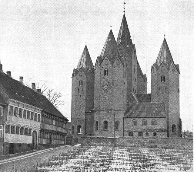 (Foto). Kalundborg kirke, set fra øst. Til venstre gl. huse i Kirkestræde.