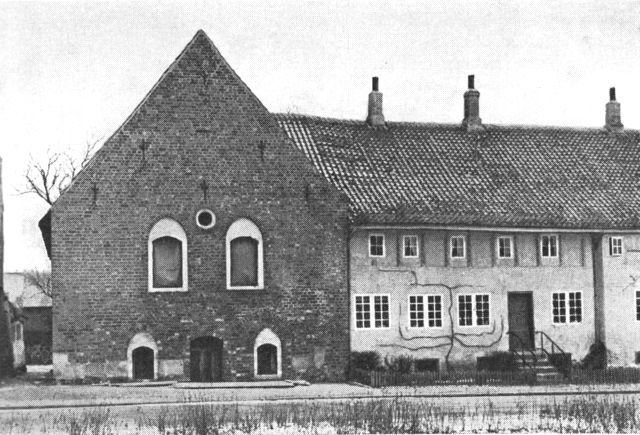 (Foto). Gamle huse i Adelgade; dele af den middelalderlige bispegård. Huset til venstre var rådhus i tiden 1539–1854.