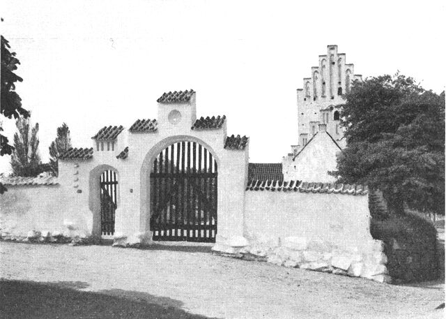 (Foto). Portalen i kirkegårdsmuren ved Tuse kirke.