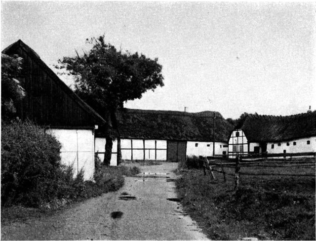 (Foto). Gamle bøndergårde på Reersø.