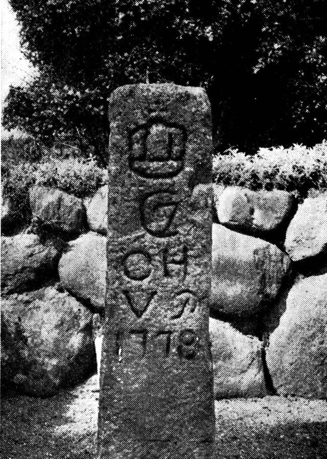 (Foto). Vildtbanesten med kong Christian VII.s monogram, opstillet ved skovridergården Mantzhøj.