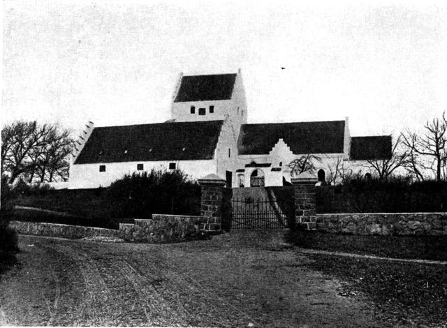 (Foto). Kirken og kirkeladen (t.v.) i Tranebjerg.