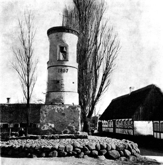 (Foto). Tårnet med gadeklokken i Nordby.