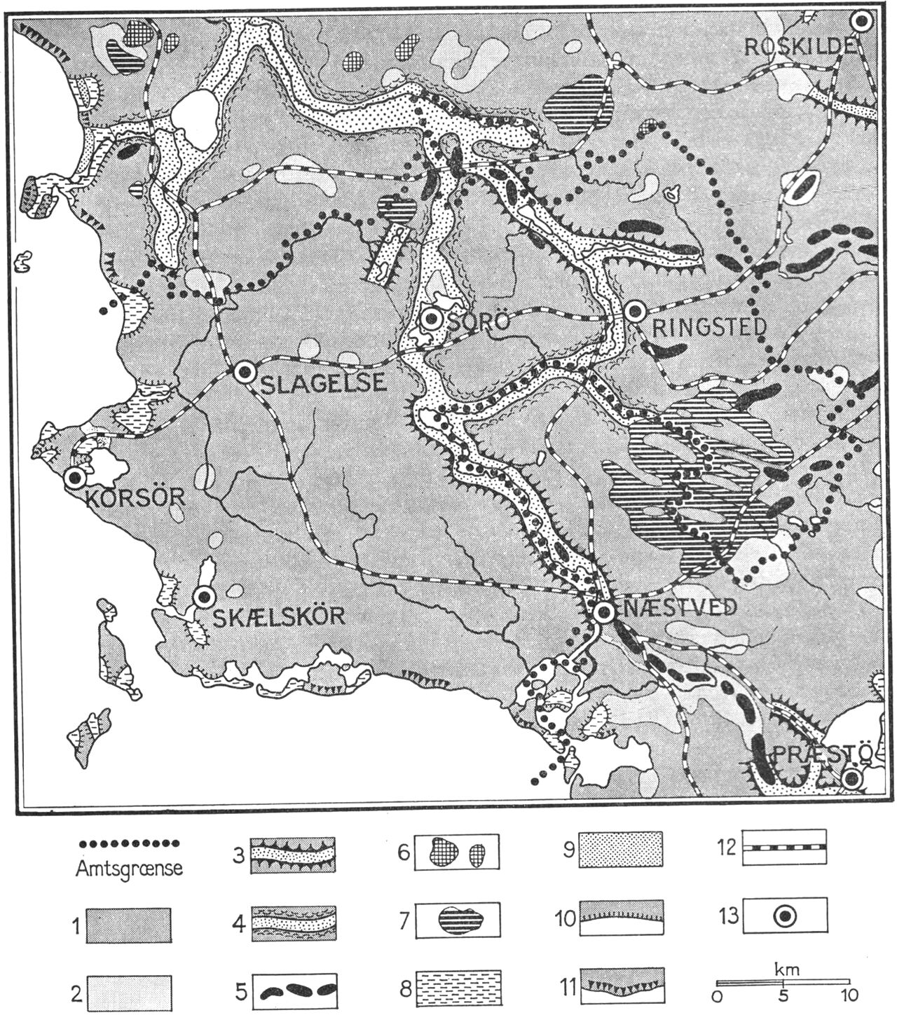 (Kort). 1. Ungt morænelandskab, overvejende lerbund. 2. Ungt morænelandskab, overvejende sandbund. 3. Tunneldal, udformet af smeltevandsfloder under gletsjerisen. 4. Smeltevandsdal, udformet uden for isranden. 5. Ås, langstrakt bakke opbygget af smeltevandsaflejringer mellem isvægge. 6. Issølandskab med fladbakker, d.v.s. isolerede, fladtoppede bakker opbygget af lerede bundaflejringer fra søer, der helt el. delvis var begrænset af gletsjeris. 7. Større issøbassinflader, tørtliggende søbund fra tidl. issø. 8. Marint forland dannet efter stenalderen: strandvoldssletter, hævet havbund og afspærringsforland. 9. Klitlandskab og flyvesandsterræn. 10. Stenalderhavets højeste kystlinie. 11. Større kystklinter. 12. Jernbanelinie. 13. Købstad. – Sml. med befolkningsfordelingkort (næste side) og topografisk amtskort (bilagskort).Efter Geodætisk Instituts skolevægskort 1:250.000 og Atlas over Danmark 1:750.000.Redaktion: Axel Schou.