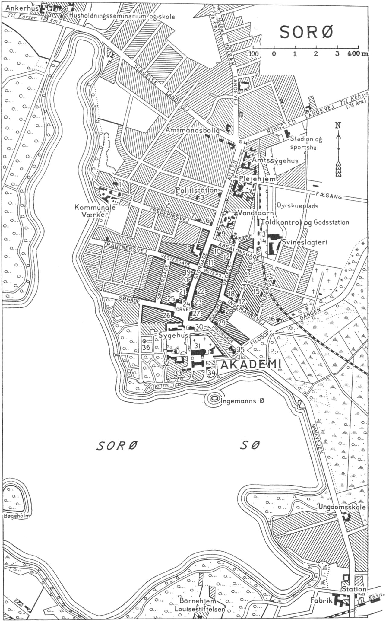 (Kort). 1. Brandstation2. „Bethania“3. Dommerkontor4. Mindestøtte f. Alberti5. Borgerskole6. Teknisk Skole7. Realskole8. Hotel „Postgaarden“ m. teatersal9. Aldersly10. Sjæll. Bondest. Sparekasse11. Turistbureau12. Afholdshotel13. Kommunekontor14. Posthus og telegrafst.15. Husholdningsskole16. Skovriderbolig17. Menighedshuset18. Asyl19. Apotek20. Amtsmuseum21. Bibliotek22. Bank f. Sorø og Omegn23. Sparekassen f. Sorø og Omegn24. Raad-ting- og arresthus25. Scavenius Stiftelse26. Regens27. Rutebilstation28. Hotel „Klubben“29. Kunstmuseum30. Kvæsturen31. Kirke32. Rektorbolig33. Molbechs Hus34. Ingemanns Hus35. Skolemuseet36. Statue f. HolbergG.E.C. Gads ForlagRevideret 1952 Geodætisk Institut Eneret.