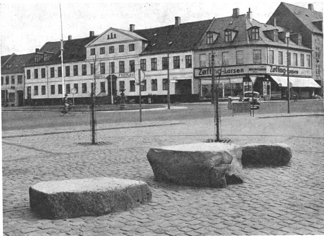 (Foto). Tingstenene på Torvet. I baggrunden Hotel Postgaarden.