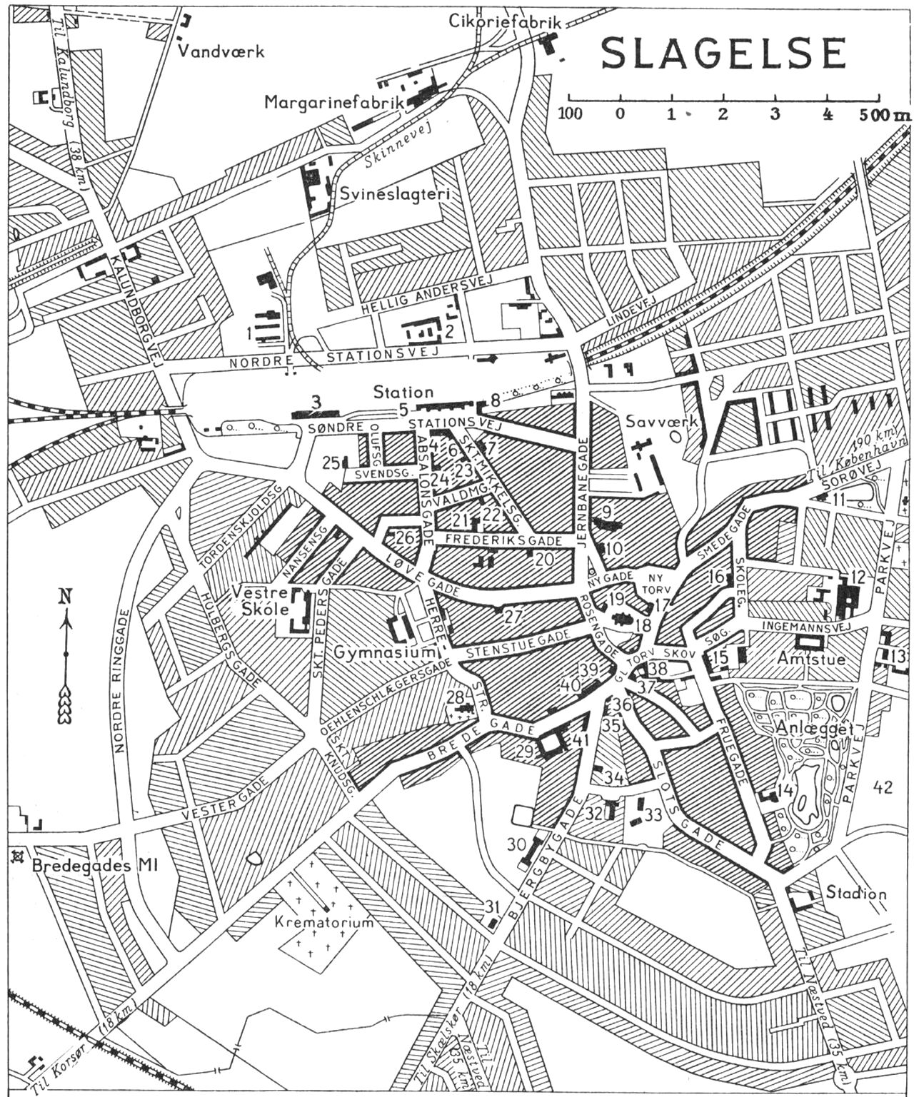 (Kort). 1. Slagtehuse2. Konservesfabr „Danica”3. Toldkammer4. Centralhotel5. Rutebilstation6. Jernbanehotel7. Lyngholms Hotel8. Posthus m.telegrst.9. Hotel Casino m. teatersal10. Jernbane Apoteket11. Teknisk Skole12. Slagelse Bryghus13. Centralsygehus14. Pavillon15. Østre Skole16. Realskole17. Landbobanken18. Skt. Mikkels Kirke19. Den gamle kirkelade20. Vor Frue Kirke (Romersk katolsk kapel)21. Mellem- og realskole22. Afholdshotel23. Højskolehjem24. Matthæuskirken25. Falcks Redningskorps26. Arb. forsamlingsbygn.27. Bibliotek28. Skt.Peders Kirke29. Det gamle Kloster og Helligaandshuset30. Slagelse nye Kloster31. Zoneredningskorps32. Ting-og arresthus33. Politi- og brandstation34. Dommerkontor35. Borgmester-og kæmnerk.36. Banken f.Slagelse og Omegn37. Handels-og Landbrugsbank37. Erhvervskontor38. Hotel „Postgaarden“39. Svaneapoteket. Sjæll. Bondestands Sparek.40. Sparek.f.Slagelse og Omegn41. Folkeregister42. DyrskuepladsG.E.C. Gads ForlagRevideret 1952 Geodætisk Institut Eneret.