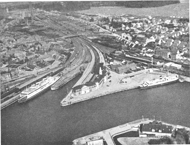 (Foto). Luftbillede af færgelejet og banegården i Korsør.