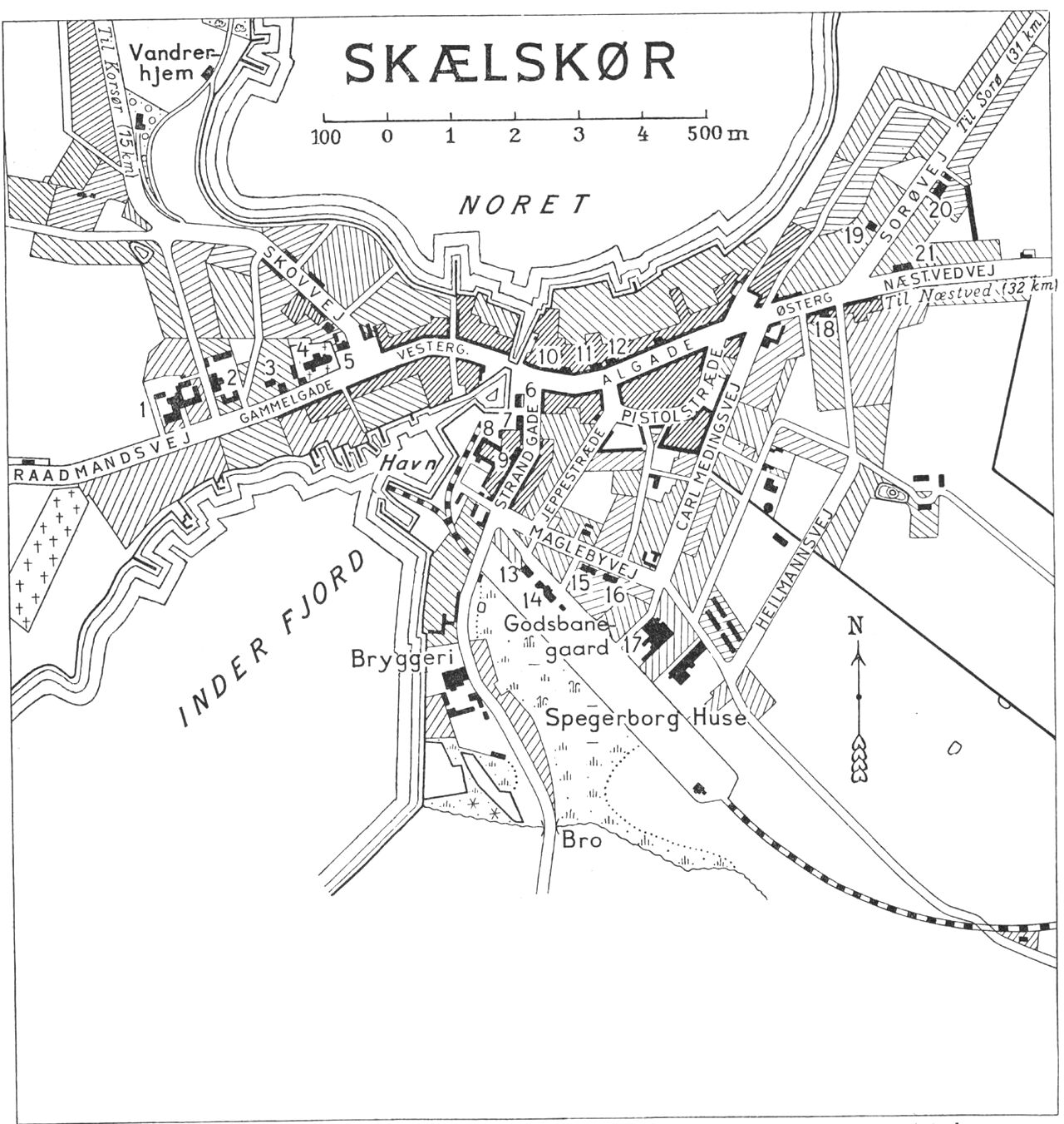 (Kort). 1. Amts-og epidemisygehus, alderdoms-og forsørgelseshjem2. Borger-og Realskole3. Præstegaard4. Kirke5. Raadhus og dommerkont.6. Toldkammer7. Hotel „Postgaarden“8. Falcks Redningskorps9. Hotel „Phønix“10. Skælskør Laane-og Diskontobank11. Hotel „Skælskør“12. Apotek13. Posthus og telegrafstation14. Rutebilstation15. Teknisk Skole16. Borger- og haandværkerstiftelse17. Svineslagteri18. Centralhotel19. Politikontor20. Administrationsbygning21. MejeriG.E.C. Gads ForlagRevideret 1952 Geodætisk Institut. Eneret.